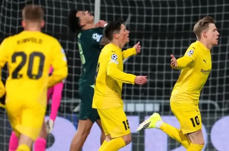 Ekspresi serius Pep Guardiola saat menganalisis permainan Manchester City melawan Bodo/Glimt di Liga Champions.