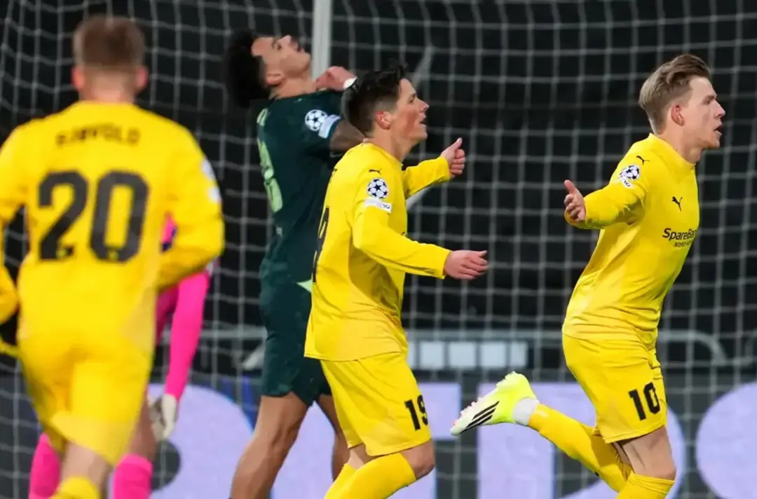 Ekspresi serius Pep Guardiola saat menganalisis permainan Manchester City melawan Bodo/Glimt di Liga Champions.