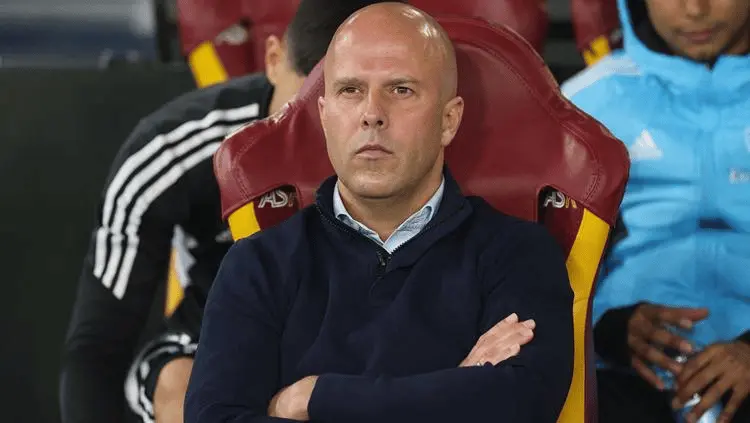 Pelatih Liverpool Arne Slot menganalisis pertandingan dengan serius dari pinggir lapangan saat tim mengalami krisis performa di awal 2026 - Analisis eksklusif KickIDN