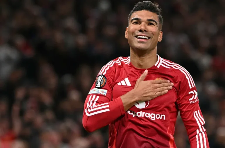 Casemiro dengan seragam MU mengangkat piala Carabao Cup, sebuah momen kunci dalam analisis KickIDN tentang kontribusinya.