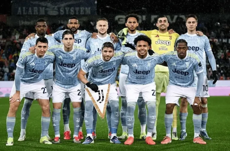 Ilustrasi jersey Juventus dengan foto tiga target transfer: Mateta (Crystal Palace), En-Nesyri (Fenerbahce), dan Zirkzee (Manchester United).