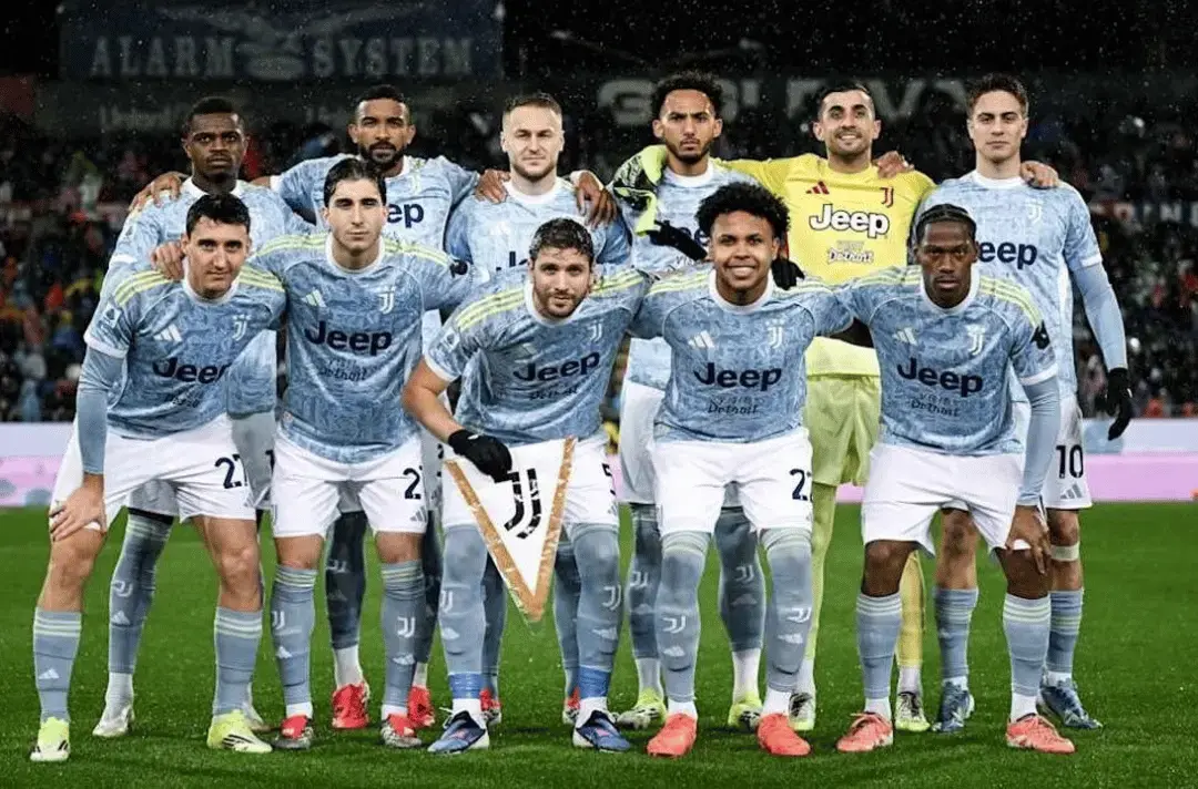 Ilustrasi jersey Juventus dengan foto tiga target transfer: Mateta (Crystal Palace), En-Nesyri (Fenerbahce), dan Zirkzee (Manchester United).