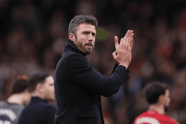 Michael Carrick memberikan aplaus kepada pemain Manchester United dari pinggir lapangan