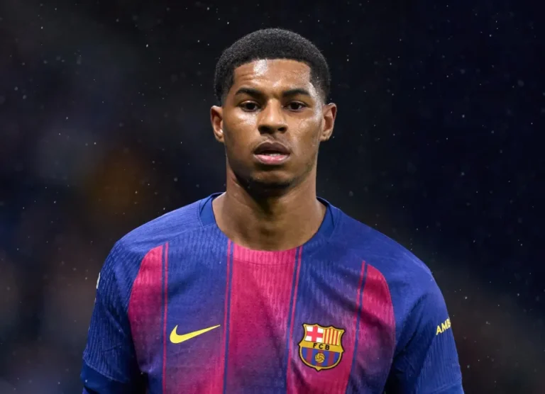 Marcus Rashford mengenakan jersey Barcelona dalam sesi pertandingan