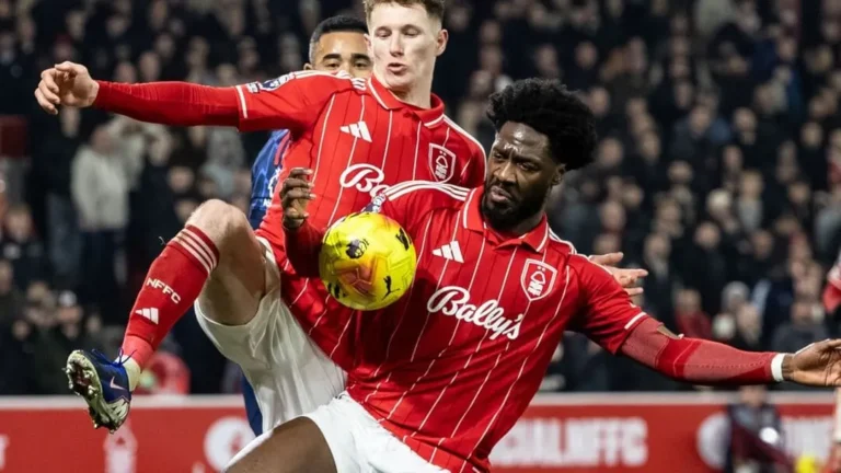 Ola Aina dari Nottingham Forest berebut bola di kotak penalti saat insiden dugaan handball yang diperiksa dan dibatalkan oleh VAR