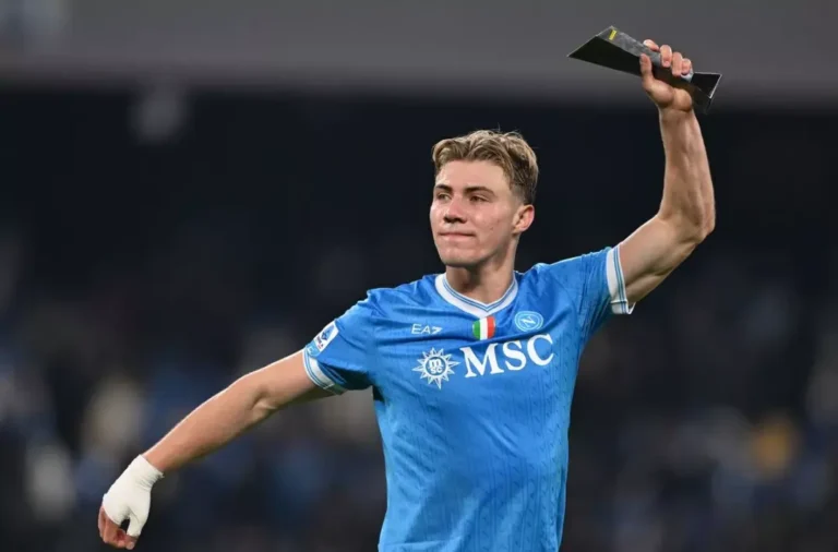 Ilustrasi Rasmus Hojlund memilih jersey Napoli setelah menolak tawaran dari AC Milan, dianalisis secara mendalam oleh KickIDN.