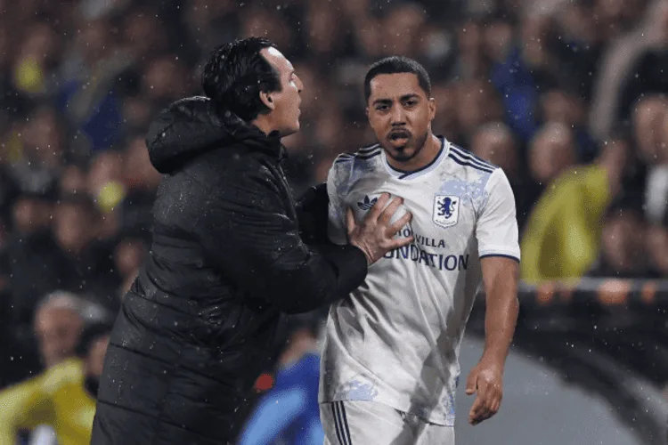 Unai Emery manager Aston Villa mendorong Youri Tielemans di pinggir lapangan salju selama kemenangan 1-0 melawan Fenerbahce babak 16 besar Europa League Januari 2026