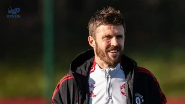 Michael Carrick memberikan instruksi saat latihan Manchester United di era kepelatihannya yang membawa tim tak terkalahkan.