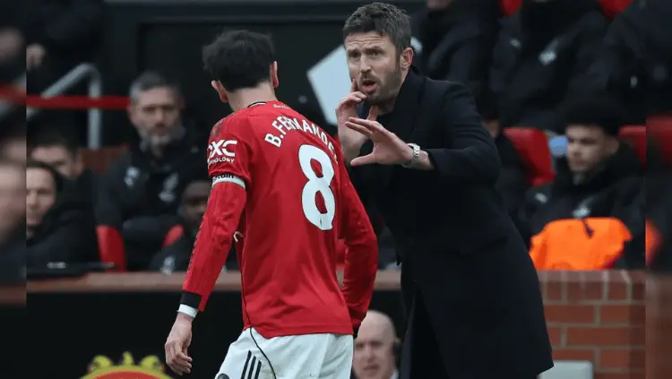 Michael Carrick, manajer Manchester United, memberikan instruksi taktis di pinggir lapangan Old Trafford - dianalisis oleh KickIDN.