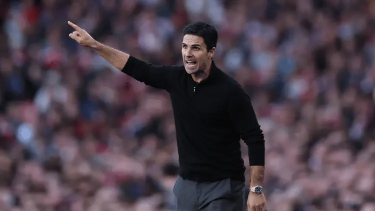 Manajer Arsenal Mikel Arteta berteriak memberikan instruksi taktis di pinggir lapangan Emirates Stadium