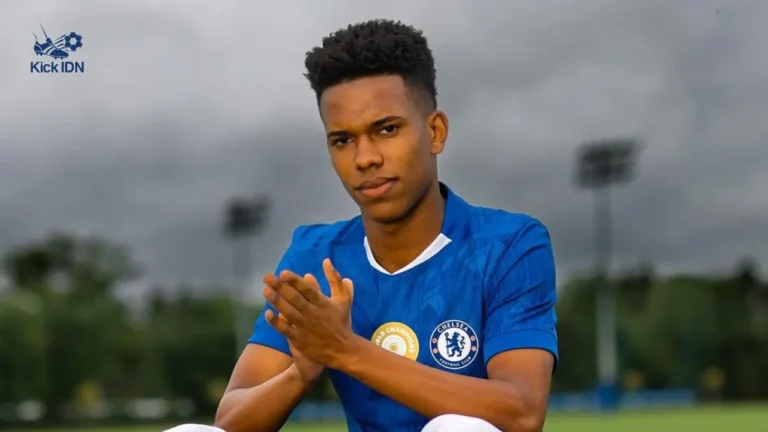 Pemain muda Brasil, Estevao Willian, tersenyum saat kembali berlatih di Cobham bersama tim utama Chelsea jelang laga Liga Champions melawan PSG.