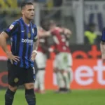 Pemain Inter Milan menundukkan kepala kecewa setelah kekalahan kedua beruntun dari AC Milan di derby, Maret 2026. KickIDN