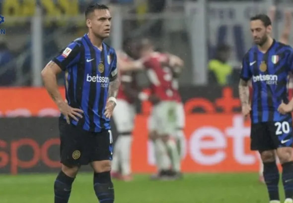 Pemain Inter Milan menundukkan kepala kecewa setelah kekalahan kedua beruntun dari AC Milan di derby, Maret 2026. KickIDN