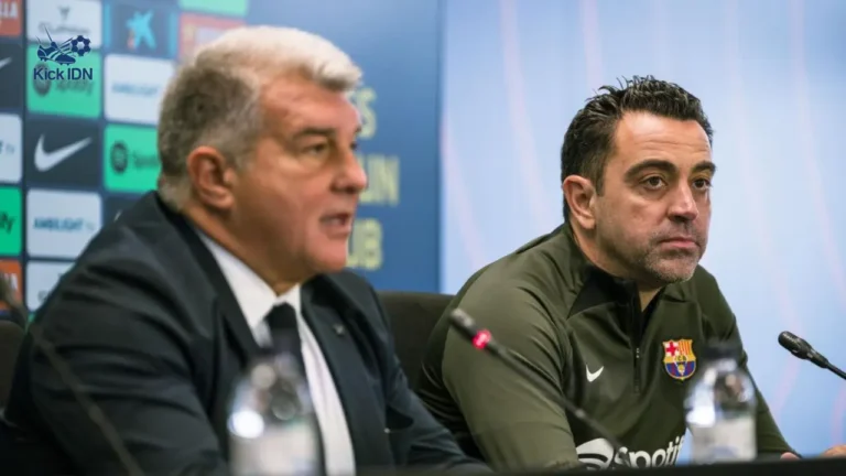 Potret Joan Laporta dan Xavi Hernandez yang menjadi pusat konflik internal Barcelona terkait pemecatan dan kegagalan transfer Messi.