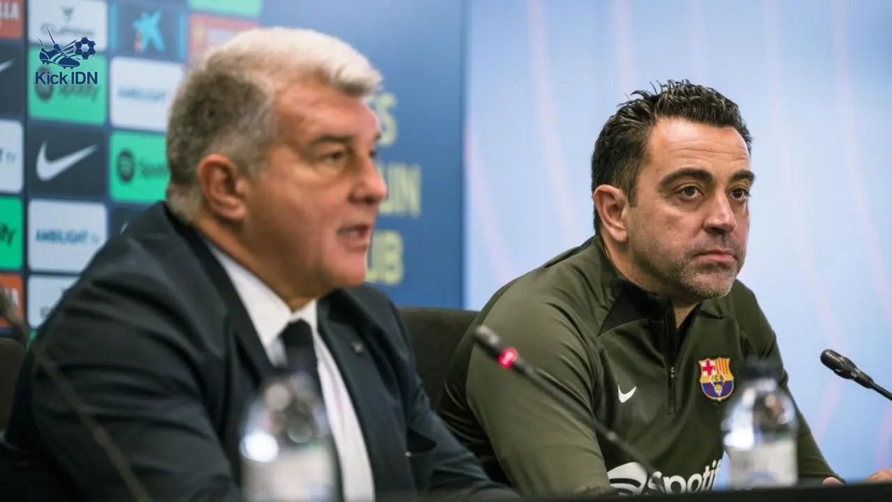 Potret Joan Laporta dan Xavi Hernandez yang menjadi pusat konflik internal Barcelona terkait pemecatan dan kegagalan transfer Messi.