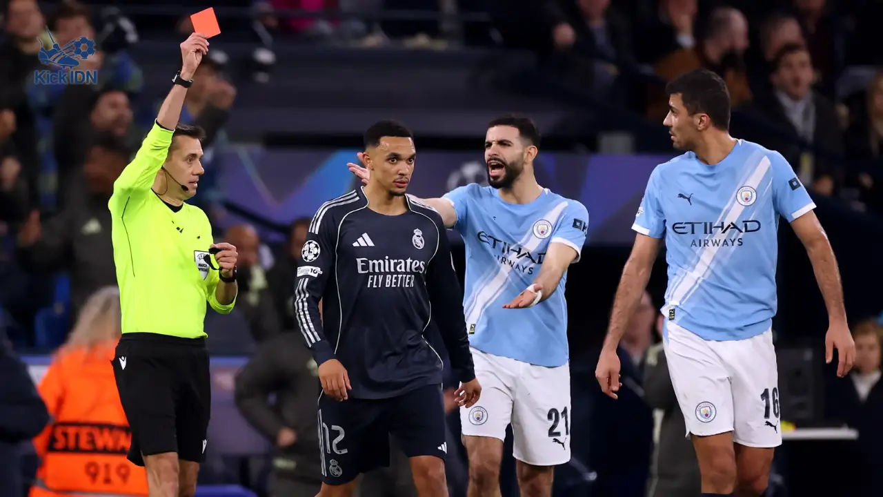 Wasit menunjukkan kartu merah kepada Bernardo Silva usai handball di garis gawang saat Man City vs Real Madrid Liga Champions 2026