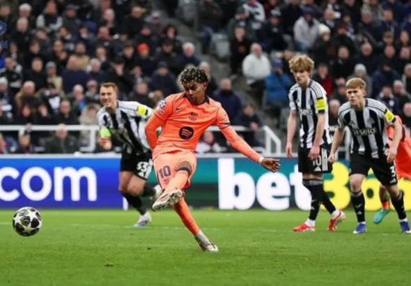 Lamine Yamal mengambil tendangan penalti untuk selamatkan Barcelona dari kekalahan melawan Newcastle di Liga Champions 2026