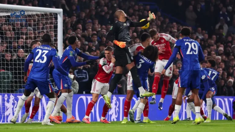 Kiper Chelsea Robert Sanchez melakukan blunder fatal saat laga Arsenal vs Chelsea di Emirates Stadium, 2 Maret 2026