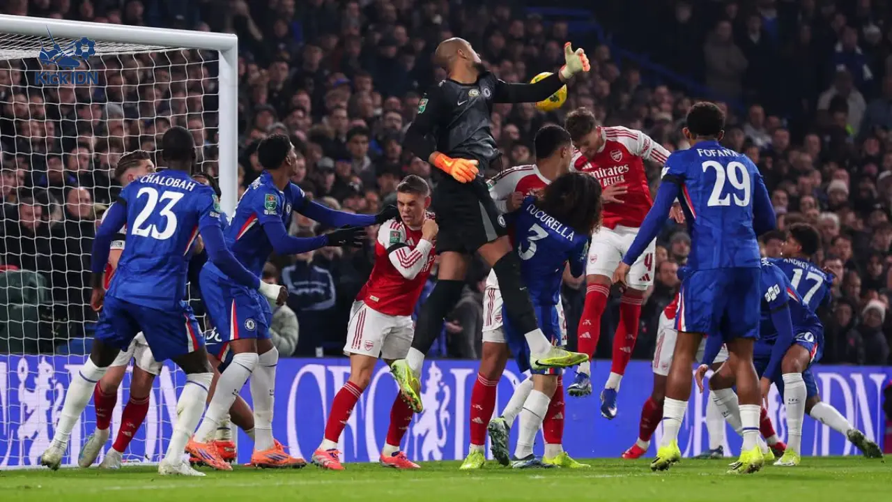 Kiper Chelsea Robert Sanchez melakukan blunder fatal saat laga Arsenal vs Chelsea di Emirates Stadium, 2 Maret 2026