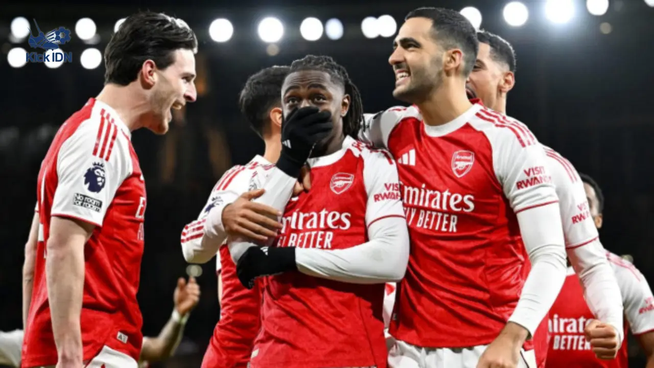 Para pemain Arsenal merayakan gol dalam laga Premier League 2026, menguatkan prediksi KickIDN sebagai favorit juara