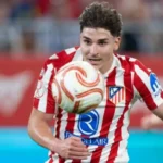 Striker Atletico Madrid Julian Alvarez sedang mengontrol bola, target transfer utama Arsenal dengan harga £120 juta