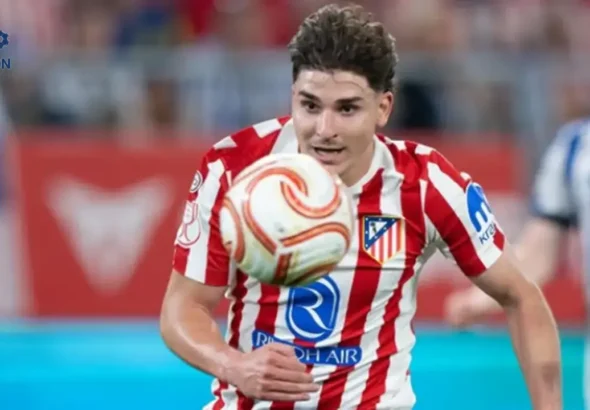 Striker Atletico Madrid Julian Alvarez sedang mengontrol bola, target transfer utama Arsenal dengan harga £120 juta
