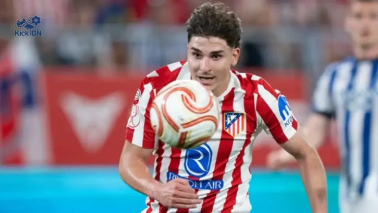 Striker Atletico Madrid Julian Alvarez sedang mengontrol bola, target transfer utama Arsenal dengan harga £120 juta