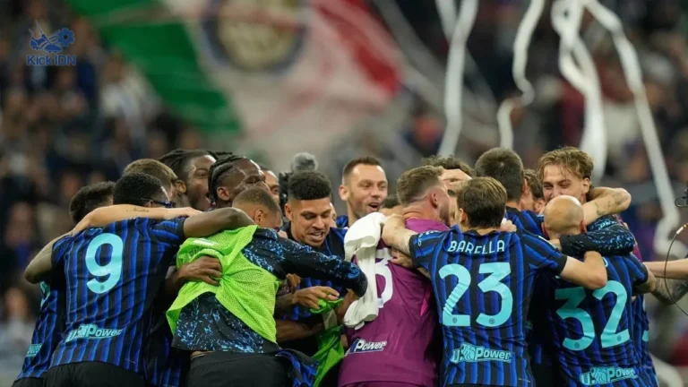 KickIDN menampilkan skuat Inter Milan merayakan gelar Coppa Italia 2026 setelah mengalahkan Lazio 2-0 di final.