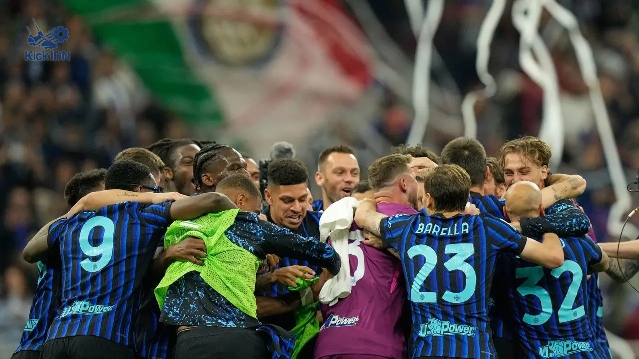 KickIDN menampilkan skuat Inter Milan merayakan gelar Coppa Italia 2026 setelah mengalahkan Lazio 2-0 di final.