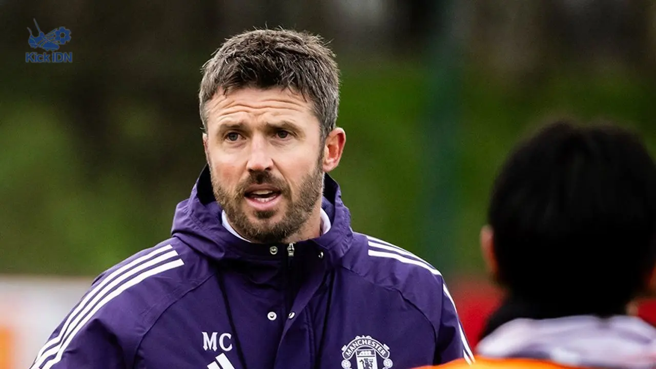 Michael Carrick berdiri di pinggir lapangan Old Trafford, sudah teken kontrak sebagai manajer MU menurut laporan KickIDN