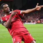 Alexander Isak merayakan gol kemenangan Liverpool atas Ipswich Town di Premier League 2026/27. Analisis BOLAQQ tersedia.