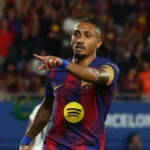 Raphinha kapten ideal Barcelona merayakan gol kelimanya di La Liga 2026, performa impresif yang dibahas di BOLAQQ