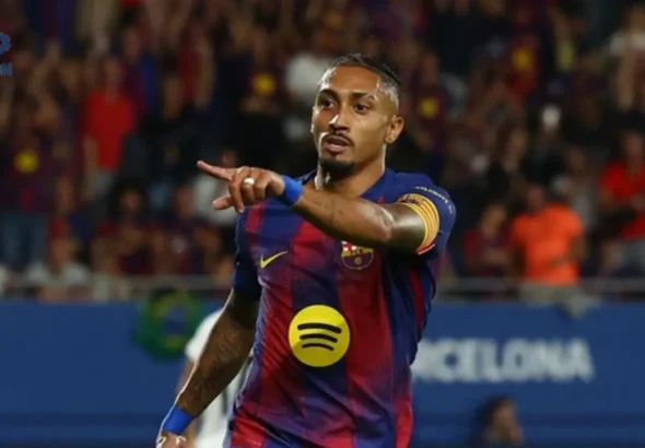 Raphinha kapten ideal Barcelona merayakan gol kelimanya di La Liga 2026, performa impresif yang dibahas di BOLAQQ